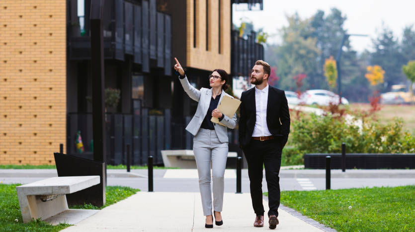 agent immobilier faisant visiter un appartement à un locataire