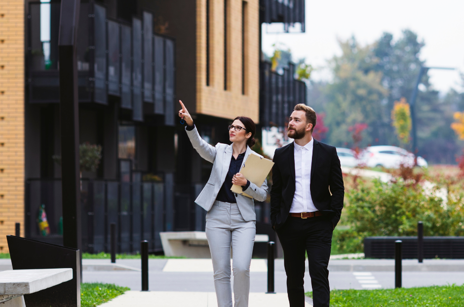 agent immobilier faisant visiter un appartement à un locataire