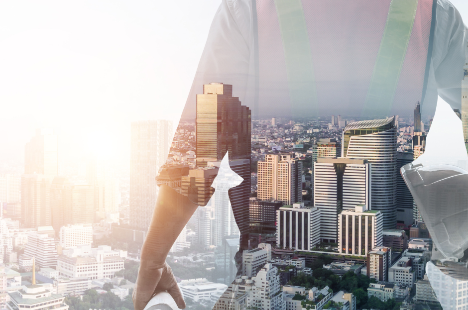Vue de gratte-ciels en surimpression avec un homme en gilet de sécurité, symbolisant la gestion immobilière professionnelle.