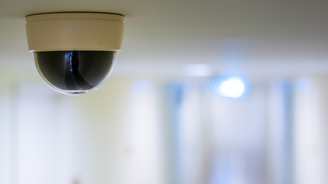 caméra de surveillance dans le hall d'une copropriété