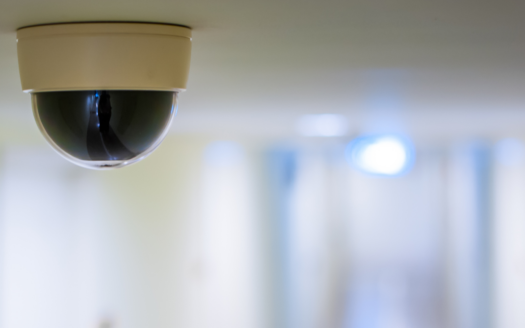 caméra de surveillance dans le hall d'une copropriété