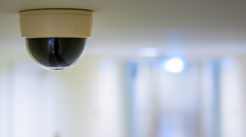 caméra de surveillance dans le hall d'une copropriété
