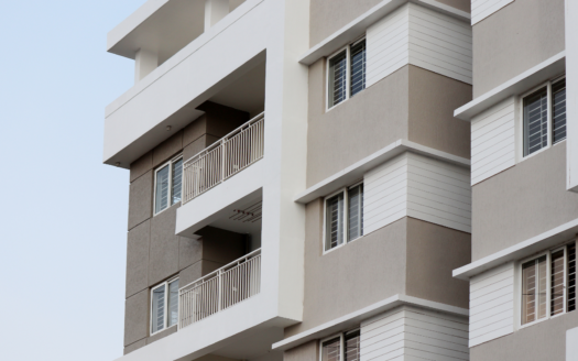Façade d’un immeuble résidentiel moderne avec balcons et fenêtres, idéal pour la location au Luxembourg.