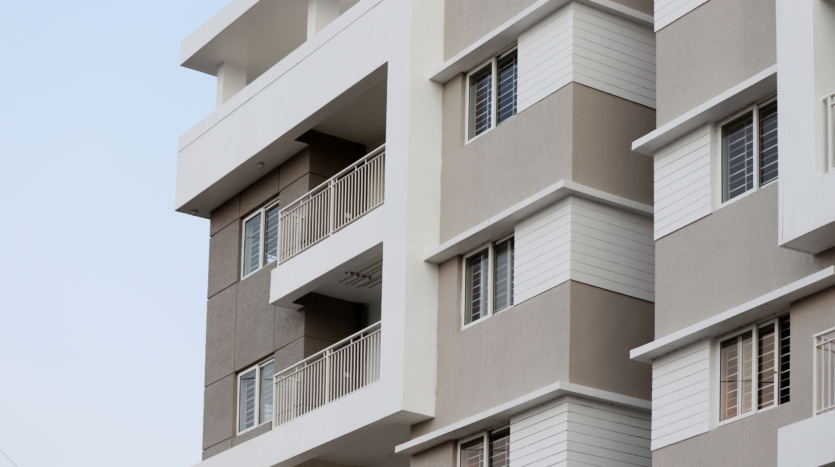 Façade d’un immeuble résidentiel moderne avec balcons et fenêtres, idéal pour la location au Luxembourg.