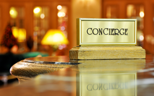 panneau avec l'inscription concierge posé sur un bar