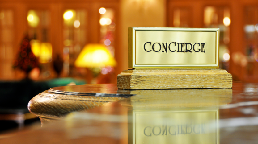 panneau avec l'inscription concierge posé sur un bar