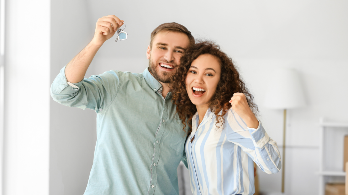 couple heureux avec les clés de leur maison dans les mains