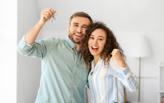 couple heureux avec les clés de leur maison dans les mains