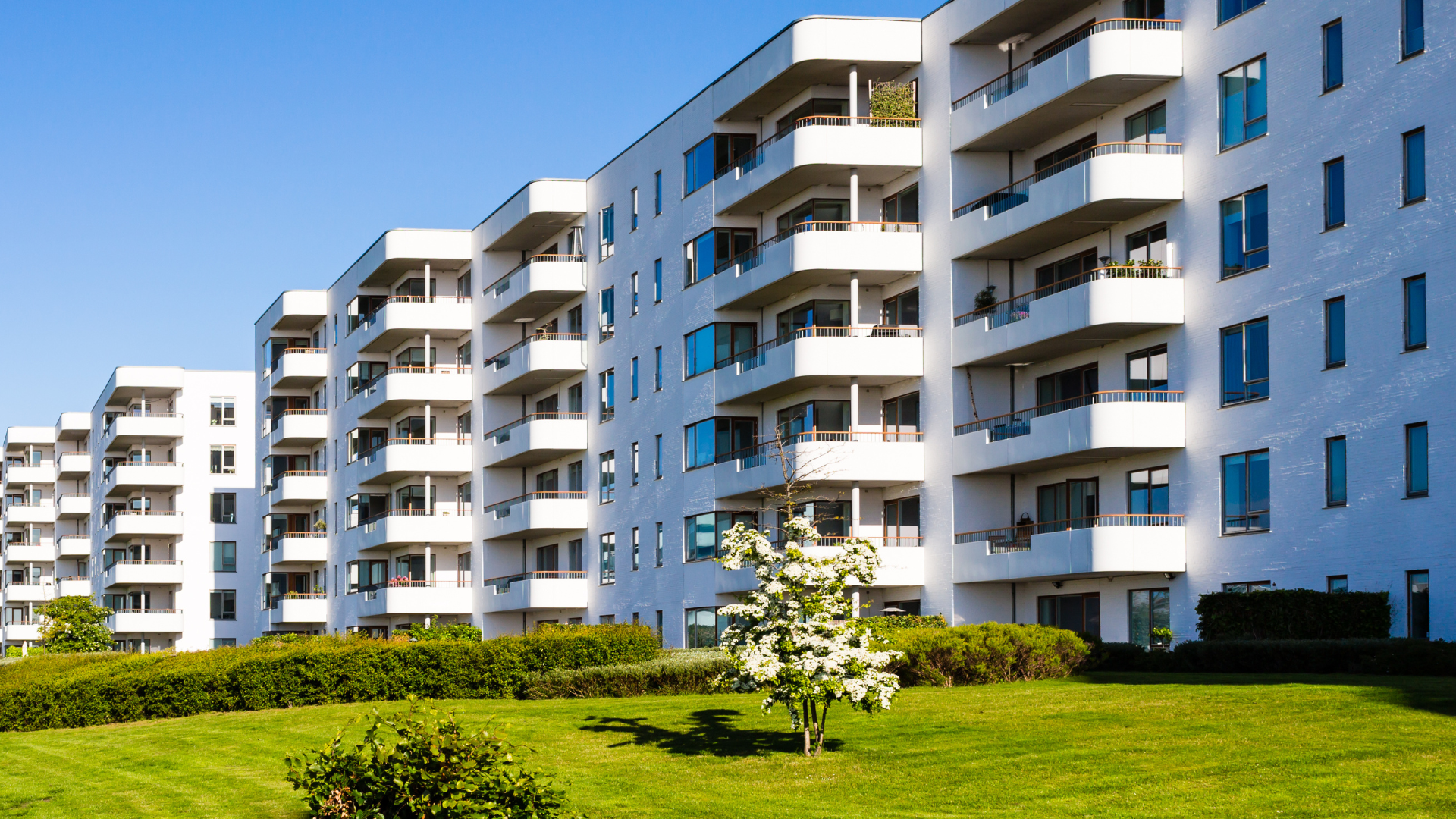 Syndic de copropriété Résidence moderne avec balcons et espaces verts, illustrant la gestion de copropriété au Luxembourg.