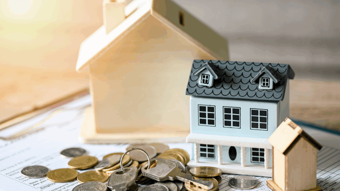 petite maquette maison avec contrat, argent et clés