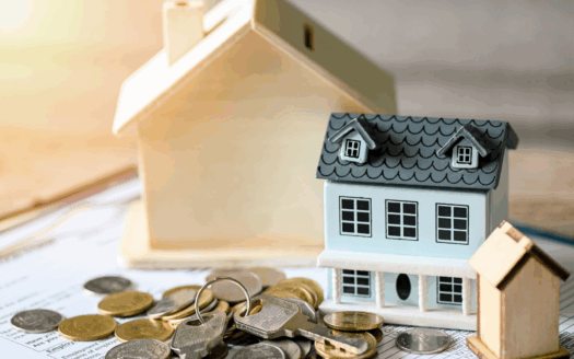 petite maquette maison avec contrat, argent et clés