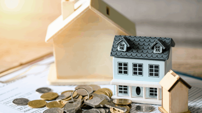 petite maquette maison avec contrat, argent et clés