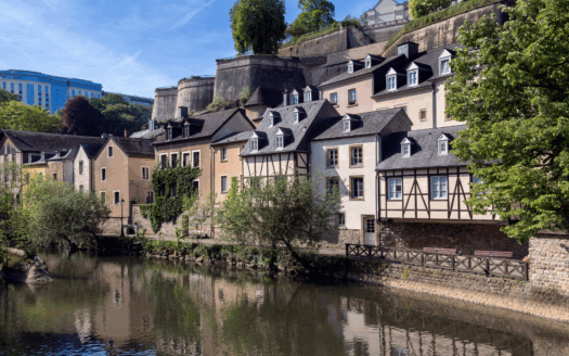 Maisons alignées près du cours d'eau à Luxembourg
