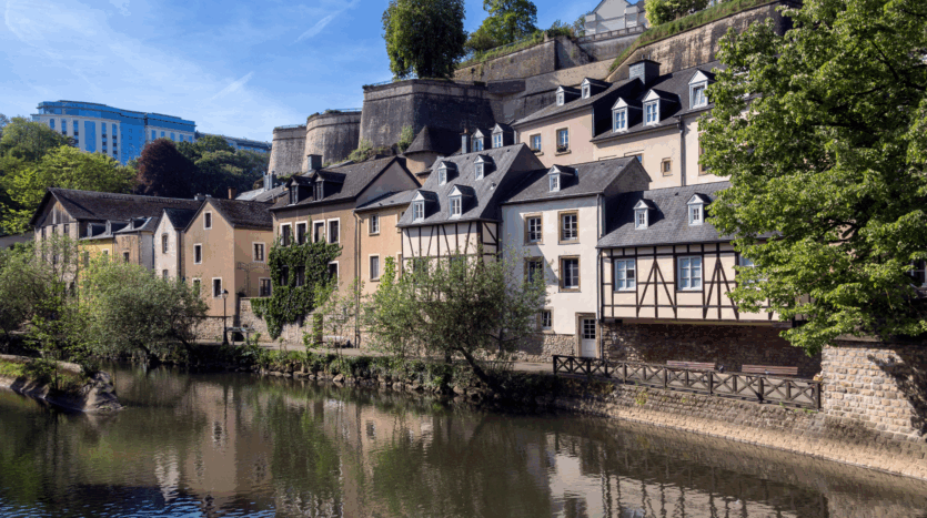 Maisons alignées près du cours d'eau à Luxembourg
