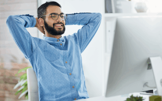 homme soulagé devant son ordinateur