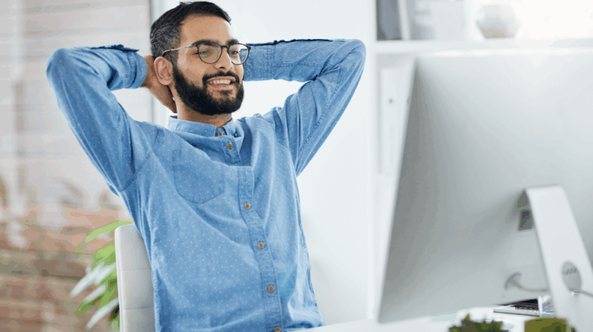 homme soulagé devant son ordinateur
