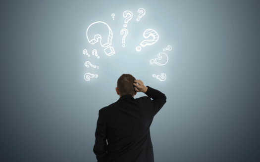 homme qui se pose des questions
