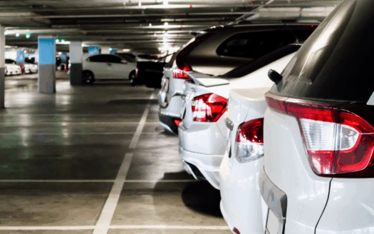 Véhicules blancs stationnant sur des places de garages achetées au Luxembourg