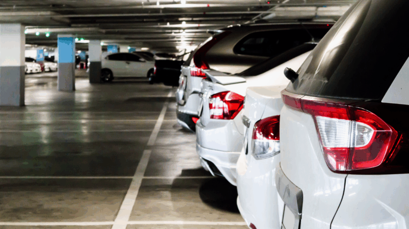 Véhicules blancs stationnant sur des places de garages achetées au Luxembourg