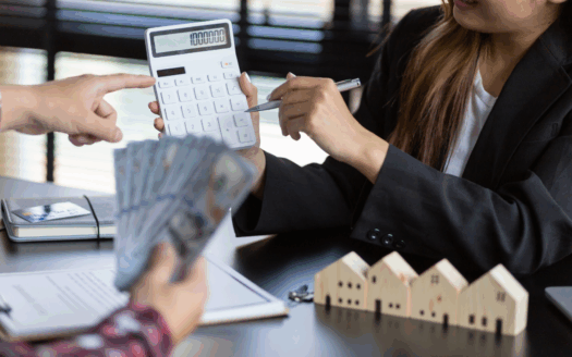 Syndic de copropriété expliquant le principe de fonds de roulement à un copropriétaire