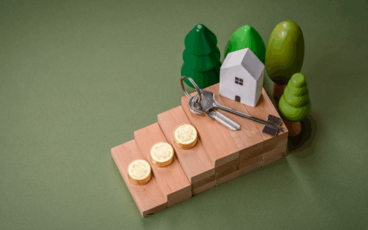Maison, clés et piles de pièces illustrant le principe d'amortissement immobilier au Luxembourg