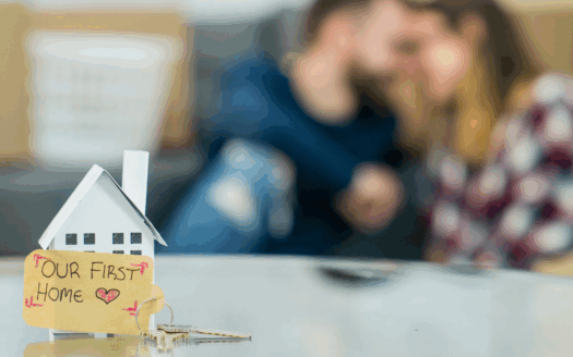 Jeune couple ravi d'avoir fait leur premier achat immobilier au Luxembourg