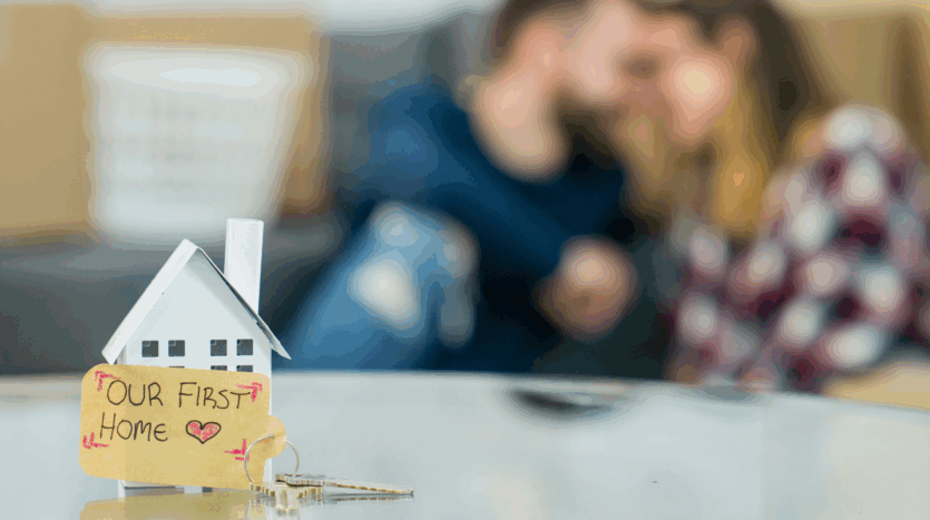 Jeune couple ravi d'avoir fait leur premier achat immobilier au Luxembourg